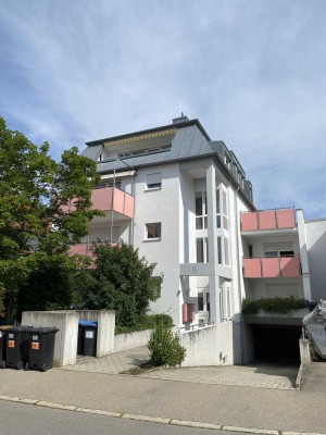 Gepflegte 4-Raum-DG-Wohnung mit Balkon und Einbauküche in Reutlingen