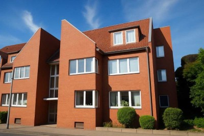 Gut geschnittene Erdgeschosswohnung mit Terrasse und Carport in der Blumlage!