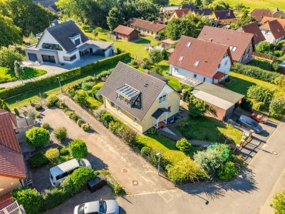 Reizendes Landhaus mit separater Einliegerwohnung, Wärmepumpe und Blick aufs Wasser.