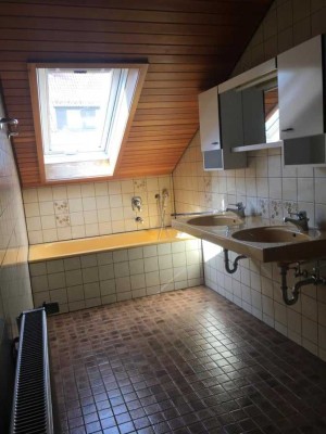Sehr schöne Dachwohnung in schönem Wohngebiet