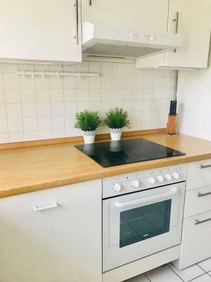 Geschmackvolle Wohnung mit drei Zimmern sowie Balkon und Einbauküche in Königs