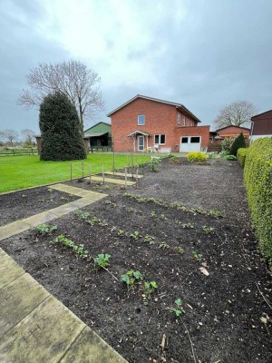 Wohnung im Doppelhausstil mit großzügigem Garten