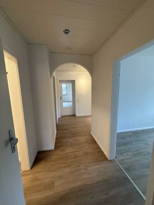 Frisch modernisierte 3,5-Zimmer-Wohnung mit Balkon & herrlichem Ausblick ins Grüne