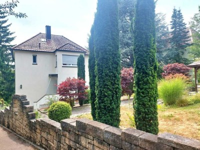 Idyllisches Wohnambiente mit Erweiterungspotential auf 961 qm großem Grundstück + 2 GARAGEN!