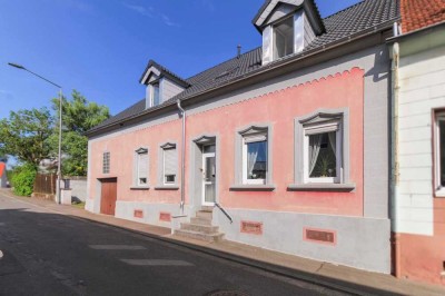 Richtig zuhause: Umgebautes Bauernhaus mit Garten, einer Garage und 2 Freistellplätzen