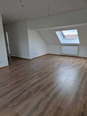 Pegau* helle 3 Zimmer-DG-Wohnung *gr.Wohnzimmer* offene Küche* EBK*Tageslichtbad* Zweitbezug