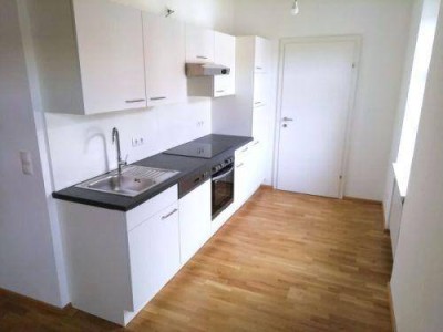 Helle 3 ZIMMER-Wohnung, neuwertige Einbauküche, neuwertige Sanitäranlagen (Bad + WC), Klimaanlage!