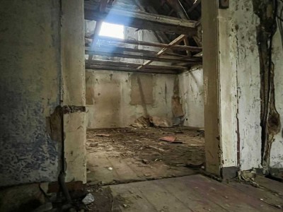 Grundstück mit Sanierungsbedürftigem Haus