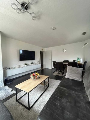 Hochwertige und gepflegte 3-Zimmer-Wohnung mit Balkon, Stellplatz und neuer Einbauküche.