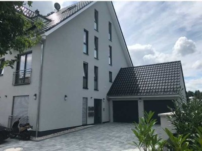 Neuwertige 3 Zimmer Wohnung mit überdachter Loggia und EBK in Stockstadt am Main