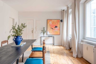 Light filled 2 room Altbau apartment in the heart of Graefekiez. Ready for immediate move in !