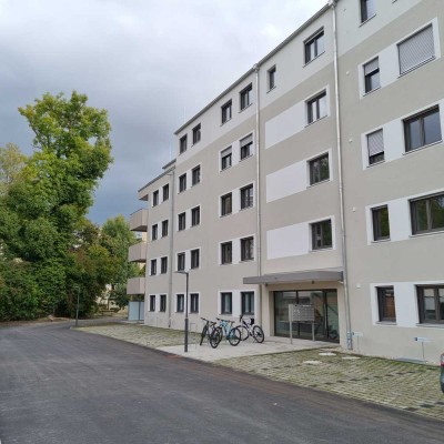 Stilvolle, neuwertige 2,5-Raum-Erdgeschosswohnung mit priv. Garten und 2 Stellplätzen