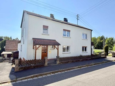 Solides Zweifamilienhaus mit Garten in Stockheim-Burggrub