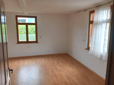 Einfamilienhaus (8 Zimmerwohnung) auf 2 Etagen (Trennbar) mit Garten und Parkplat (WG tauglich)