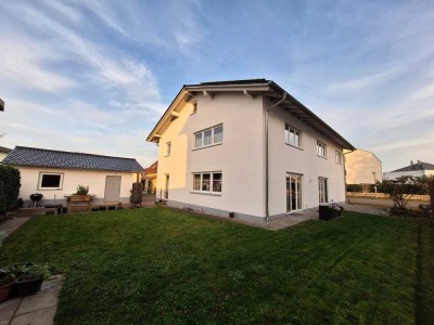 Platz für die ganze Familie! - Große Doppelhaushälfte im EFH-Stil mit Garten und Doppelgarage