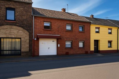 Handwerker aufgepasst! Reihenmittelhaus mit sep. Einliegerwohnung und Werkstatt in Kerpen-Blatzheim.