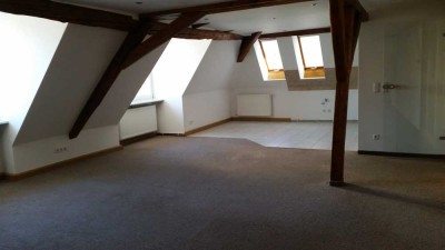 Reizvolle Dachgeschosswhg mit Einbauküche, Balkon, Stellplatz möglich