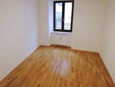 3 ZIMMER-Altbau + extra Küche möbliert mit Fenster + neuwertiges Bad mit Dusche / WC / Fenster!