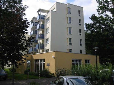 Seniorengerechte 1-Zimmer- Wohnung, 45m², barrierefreier Hauszugang, Balkon, Aufzug, bodengl. Dusche