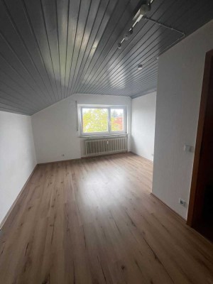 Weilheim/Teck- 2-Zimmer DG-Wohnung- 40qm- mit kleiner Küchenzeile
