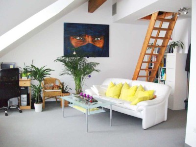 Provisionsfrei - helle 1-Zimmer-DG-Wohnung mit EBK  & sanierter Tiefgarage