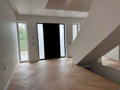 Erstbezug: Geräumige, 10 - Zimmer-Villa mit lux. Innenausstattung und EBK