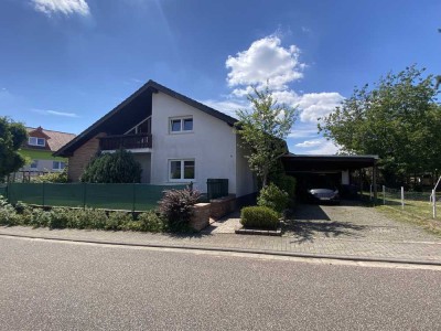 Geräumiges Ein-/Zweifamilienhaus mit großer Garage und Carport auf ebenem Grundstück