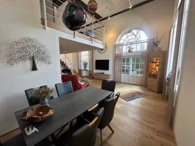 Stilvolle Erdgeschosswohnung in denkmalgeschütztem Altbau mit Garten, Keller und Stellplatz