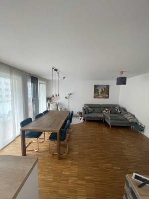 Stilvolle, neuwertige 4-Zimmer-Wohnung mit 2 Balkonen, Einbauküche und TG-Stellplatz in Mainz