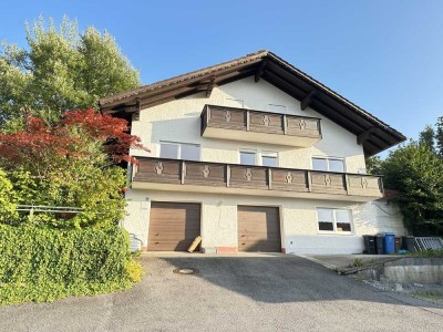 Grafling b. Deggendorf: Gr. 2-Fam.-Haus m. Büro, 2 Garagen u. Fernblick in naturnaher Wohnlage!