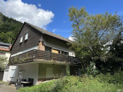 Hirschbach - 3.637 m² Grundstück - sanierungsbedürftiges EFH mit Einliegerwohnung u. div. Garagen