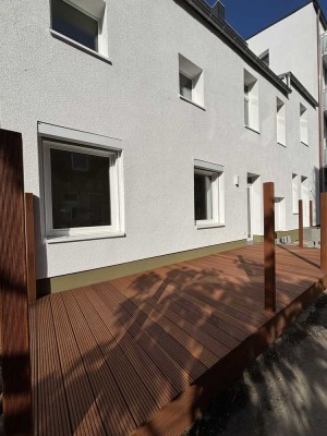 Kernsanierte 1,5 Zimmer Wohnung mit großer Holzterrasse zum Garten