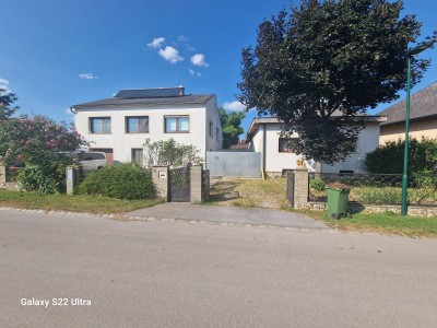Liegenschaft mit zwei Gebäuden und großem Garten