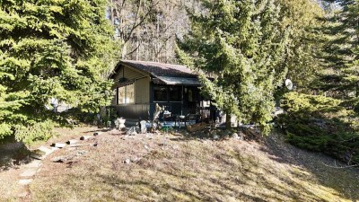 Charmantes Ferien-/Einfamilienhaus auf großem Hanggrundstück in ruhiger Naturlage, sofort bezugsfrei