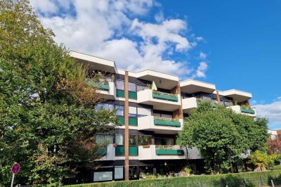 mit sonnenverwöhntem Balkon und Aufzug