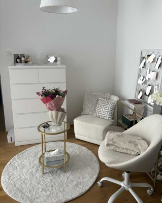 Stilvolle, geräumige und neuwertige 1-Zimmer-Wohnung mit Balkon und Einbauküche in Wiesbaden