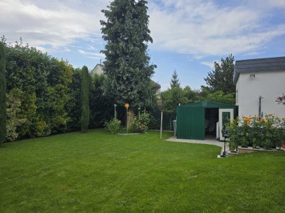 BESTE WOHNLAGE! Attr. BUNGALOW, TERRASSE HERRLICHER GARTEN, 2 GARAGEN! UG 2 Hobbyräume , EBKü u.v.m