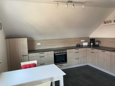 1-Zimmer-DG Wohnung  für Referendar/in oder  Volontär/in mit Balkon und EBK in Burgkunstadt