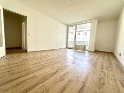 ABSOLUTE KREUZBERGER BESTLAGE+NÄHE MARKTHALLE - SONNIGE 2-ZIMMER-WOHNUNG, großer BALKON, AUFZUG!
