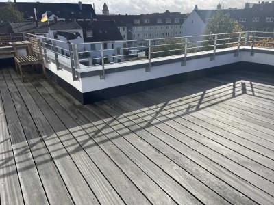 Lichtdurchflutete Maisonette Wohnung mit großer Dachterrasse + Balkon in charmantem Altbau