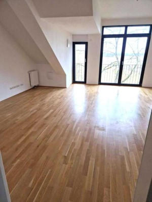 Großzügige 4 Zimmer Dachgeschosswohnung mit offener Wohnküche