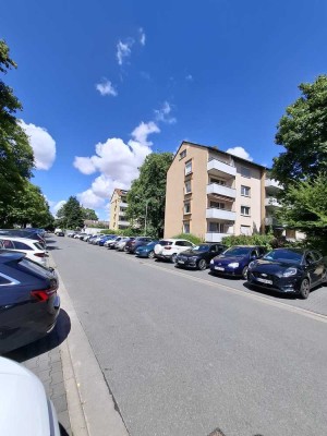 Sehr schöne 3 Zimmerwohnung mit gehobener Innenausstattung mit Balkon und EBK in Frankfurt am Main.