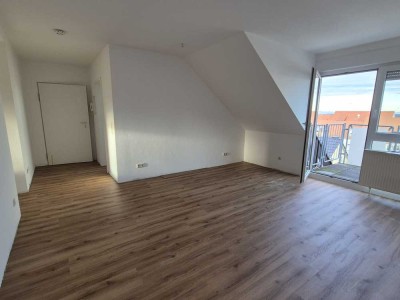 PFIFFIGE 3 ZIMMER-DACHGESCHOSSWOHNUNG MIT DOMBLICK! 3.OG, BALK., PKW STELLPLATZ! FRISCH RENOVIERT