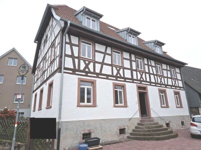 2-Zimmer-Whg. mit zzgl. zwei Dachspitzzimmern im kernsanierten Niedrigenergiehaus mit großem Balkon