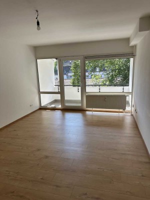 Vollständig renovierte 1-Raum-Wohnung mit Balkon und Einbauküche in Essen