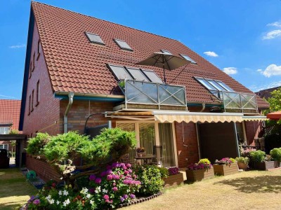 4-Raum-Maisonettewohnung mit Laminat, Einbauküche, kl. Balkon, Vollbad und 2 x Pkw-Stellplätze...!!!