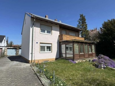 KATIP I Zweifamilienhaus mit Potenzial: Sanierungsobjekt mit Garage & großem Garten in ruhiger Lage