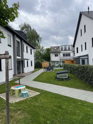 Trudering - Wunderbare 2-Zi.-Gartenwohnung  mit Westterrasse, exklusiver Küche, teilmöbeliert und TG