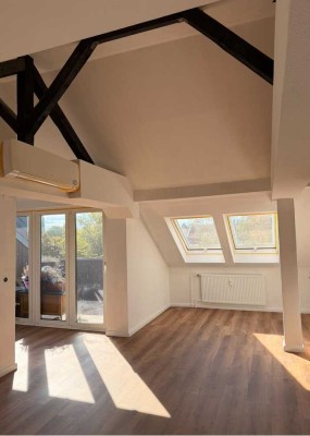 2-Zimmer-Dachgeschosswohnung mit Dachterrasse, Klimaanlage und Fernblick in Borsigwalde