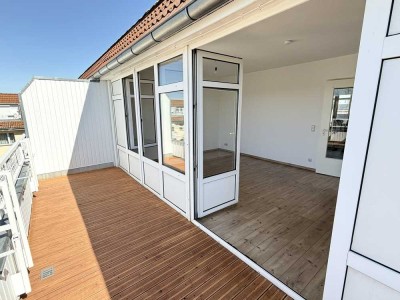 Renoviertes 4-Zimmer-Penthouse in Spandau mit sonnigem 18,5 m² Balkon und zwei Bädern.